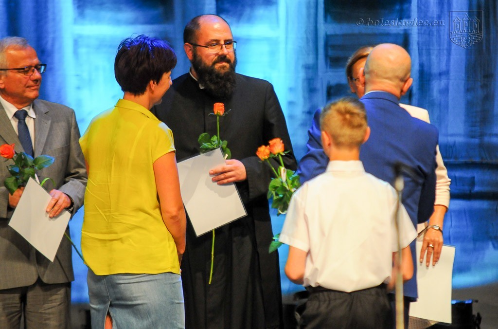 Uhonorowano wybitnie uzdolnionych uczniów szkół miejskich