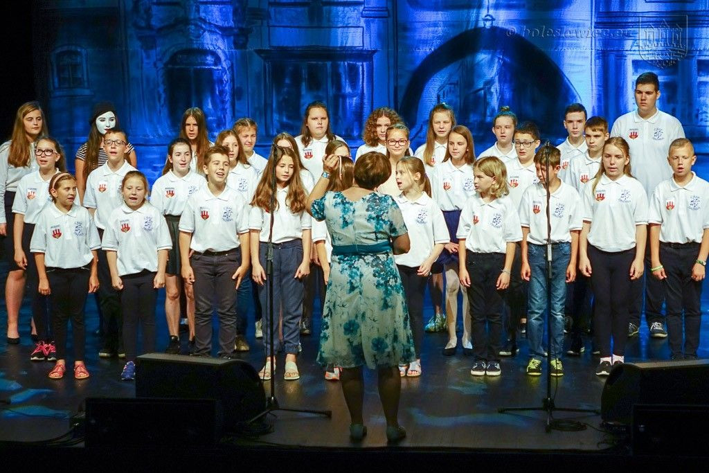 Uhonorowano wybitnie uzdolnionych uczniów szkół miejskich