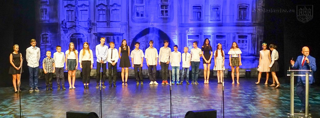 Uhonorowano wybitnie uzdolnionych uczniów szkół miejskich