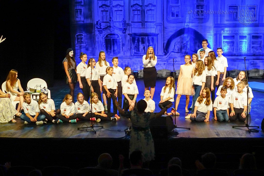 Uhonorowano wybitnie uzdolnionych uczniów szkół miejskich