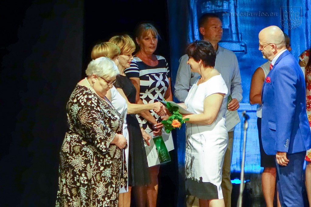 Uhonorowano wybitnie uzdolnionych uczniów szkół miejskich