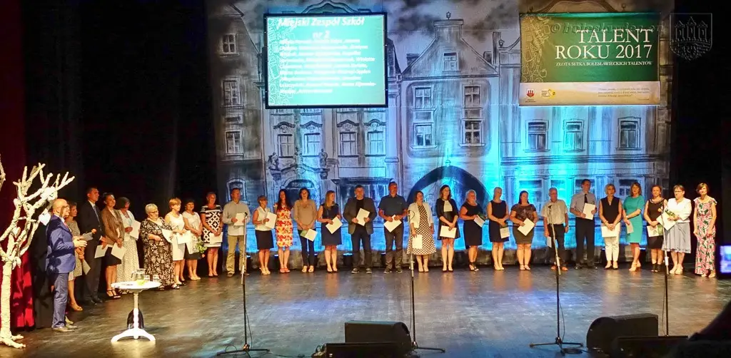 Uhonorowano wybitnie uzdolnionych uczniów szkół miejskich