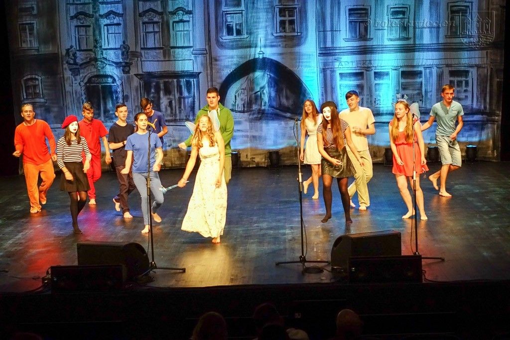 Uhonorowano wybitnie uzdolnionych uczniów szkół miejskich