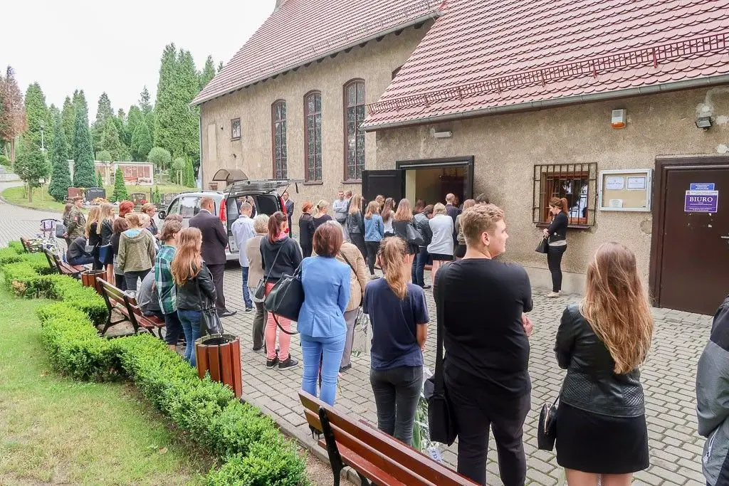 Ludzie zebrani na pogrzebie Dawida Minge