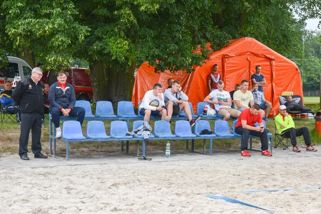 Wałbrzyscy strażacy najlepsi w siatkówce plażowej. Bolesławianie drudzy