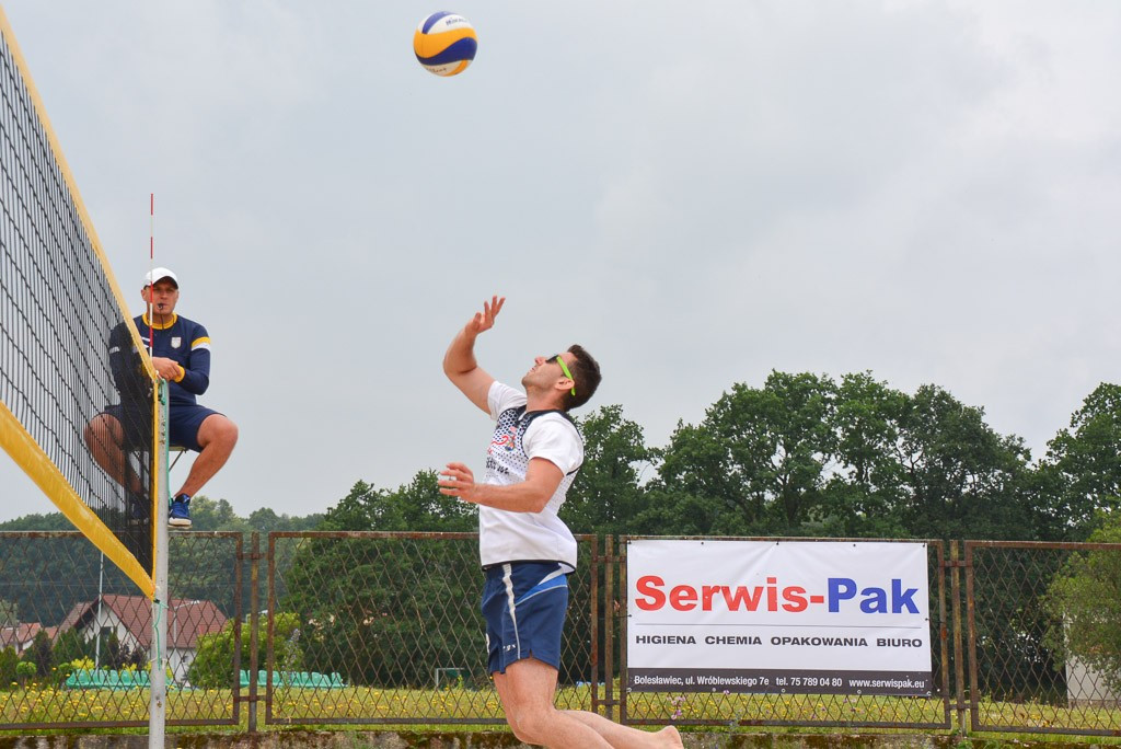 Wałbrzyscy strażacy najlepsi w siatkówce plażowej. Bolesławianie drudzy