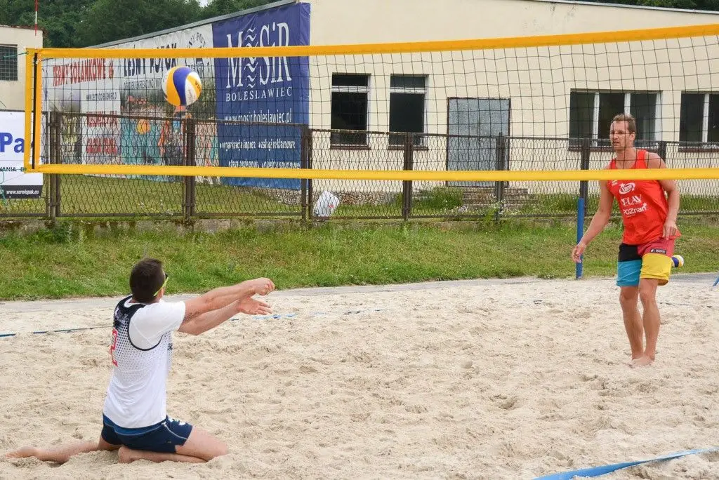 Wałbrzyscy strażacy najlepsi w siatkówce plażowej. Bolesławianie drudzy