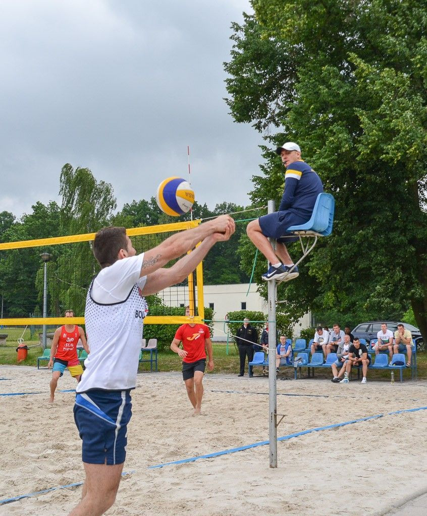 Wałbrzyscy strażacy najlepsi w siatkówce plażowej. Bolesławianie drudzy