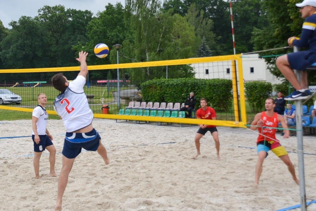 Wałbrzyscy strażacy najlepsi w siatkówce plażowej. Bolesławianie drudzy