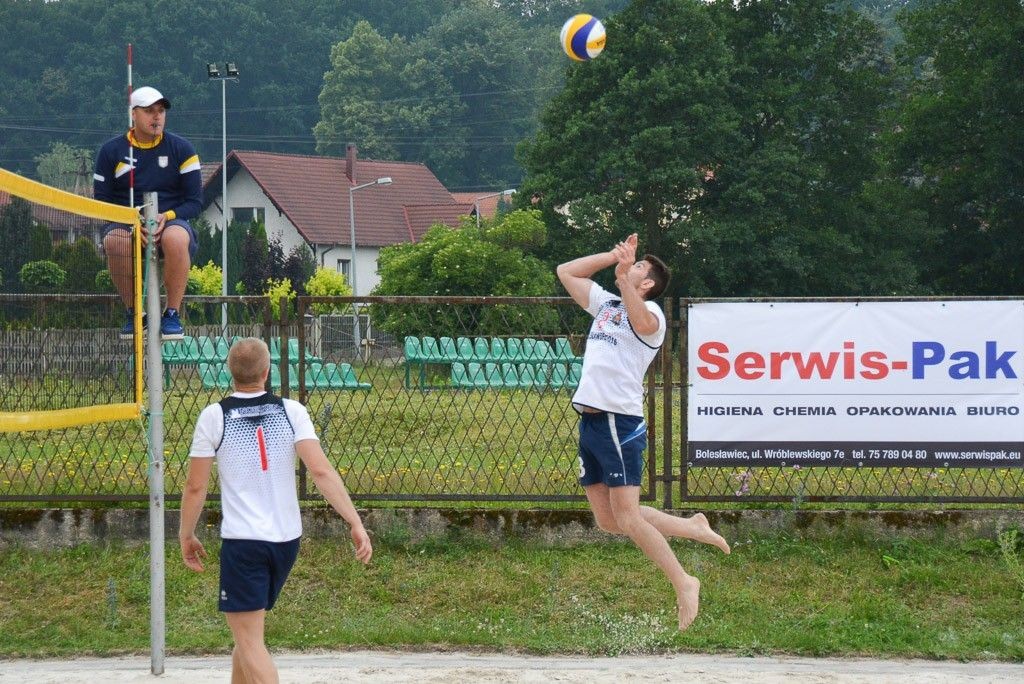 Wałbrzyscy strażacy najlepsi w siatkówce plażowej. Bolesławianie drudzy