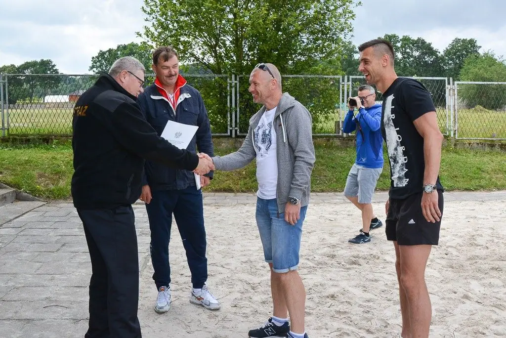 Wałbrzyscy strażacy najlepsi w siatkówce plażowej. Bolesławianie drudzy