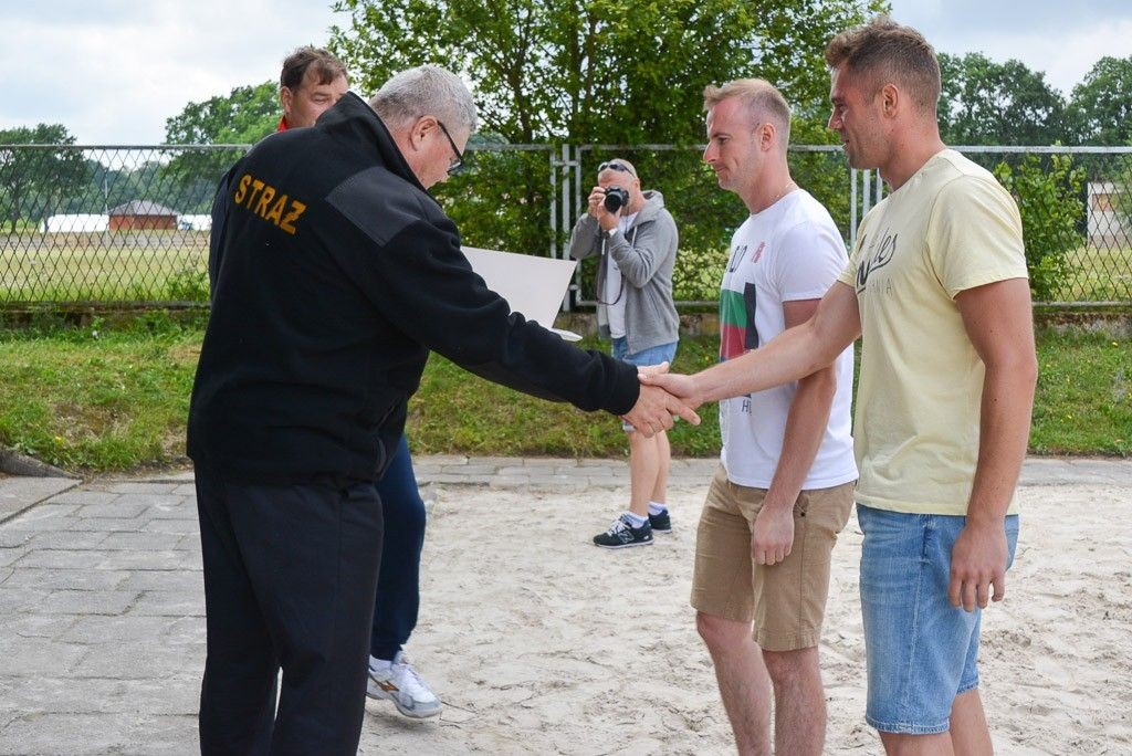 Wałbrzyscy strażacy najlepsi w siatkówce plażowej. Bolesławianie drudzy