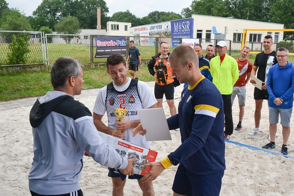 Wałbrzyscy strażacy najlepsi w siatkówce plażowej. Bolesławianie drudzy