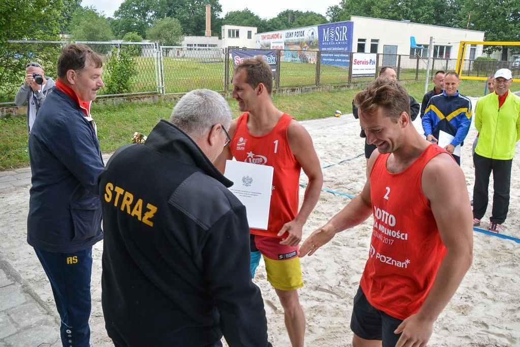 Wałbrzyscy strażacy najlepsi w siatkówce plażowej. Bolesławianie drudzy