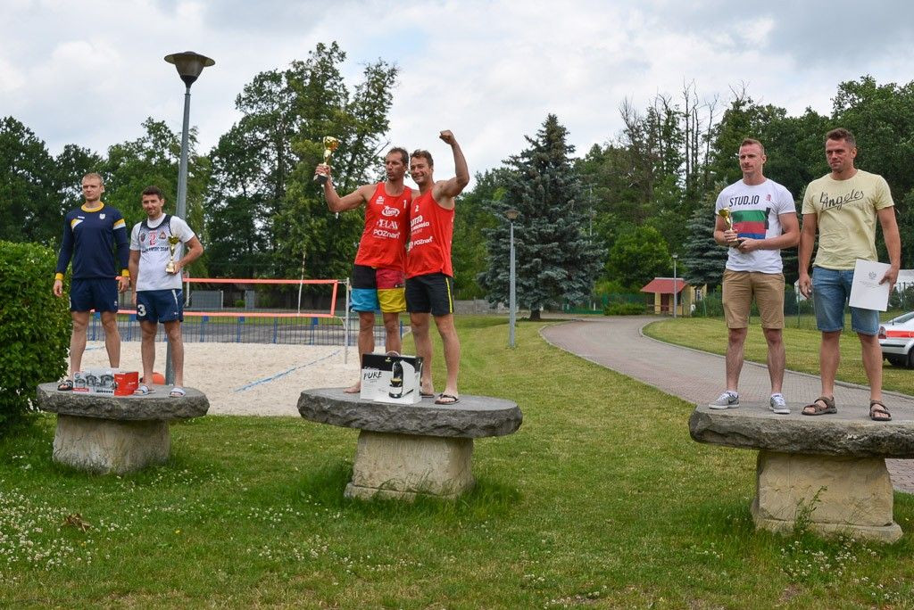 Wałbrzyscy strażacy najlepsi w siatkówce plażowej. Bolesławianie drudzy