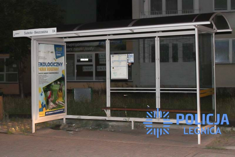 Pokłócił się z dziewczyną, więc… wyżył się na przystanku