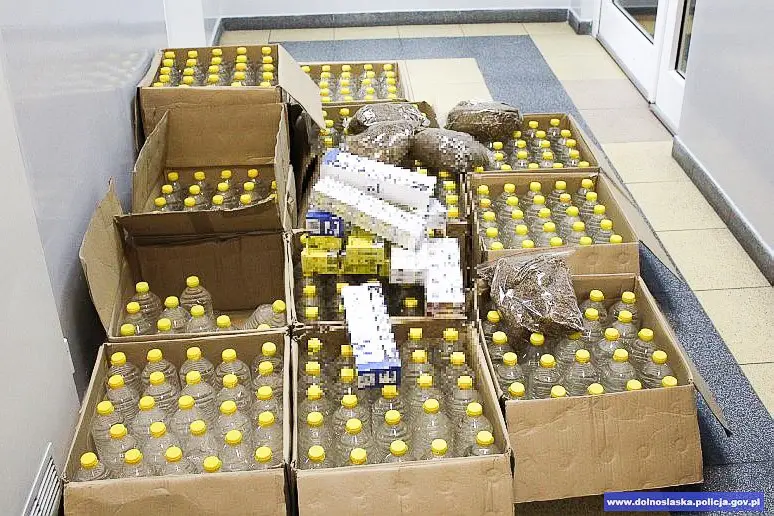 Przechwycili 2,5 kg nielegalnego tytoniu, 2400 papierosów i 300 l spirytusu