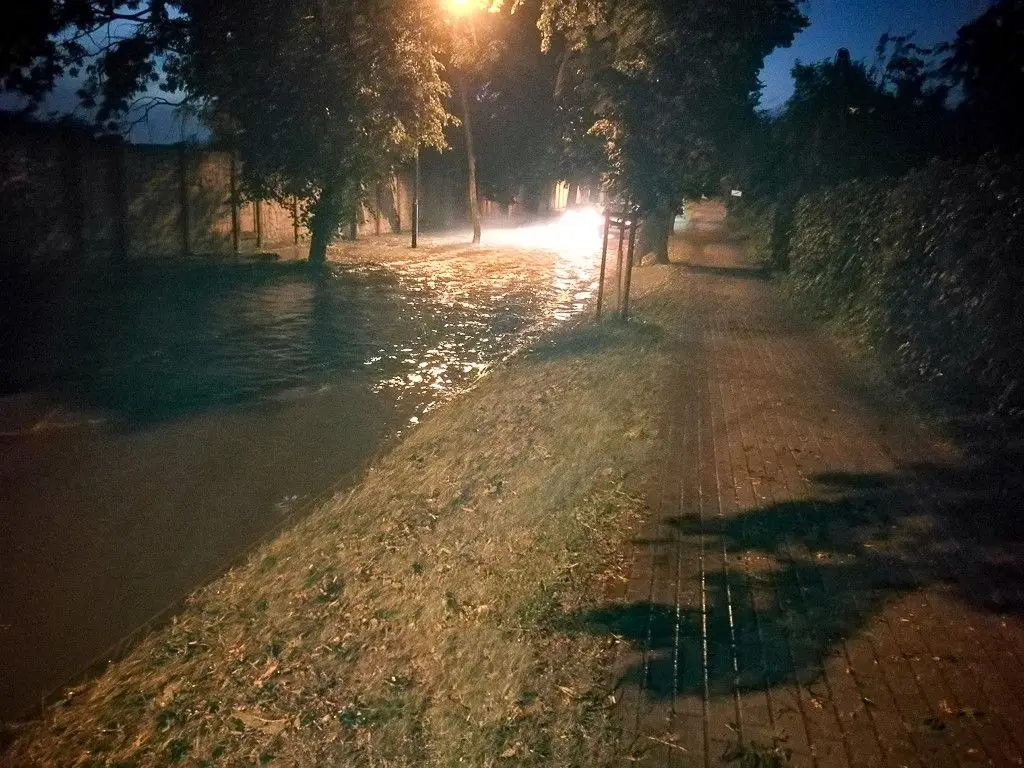 Zalana ulica przy stadionie miejskim