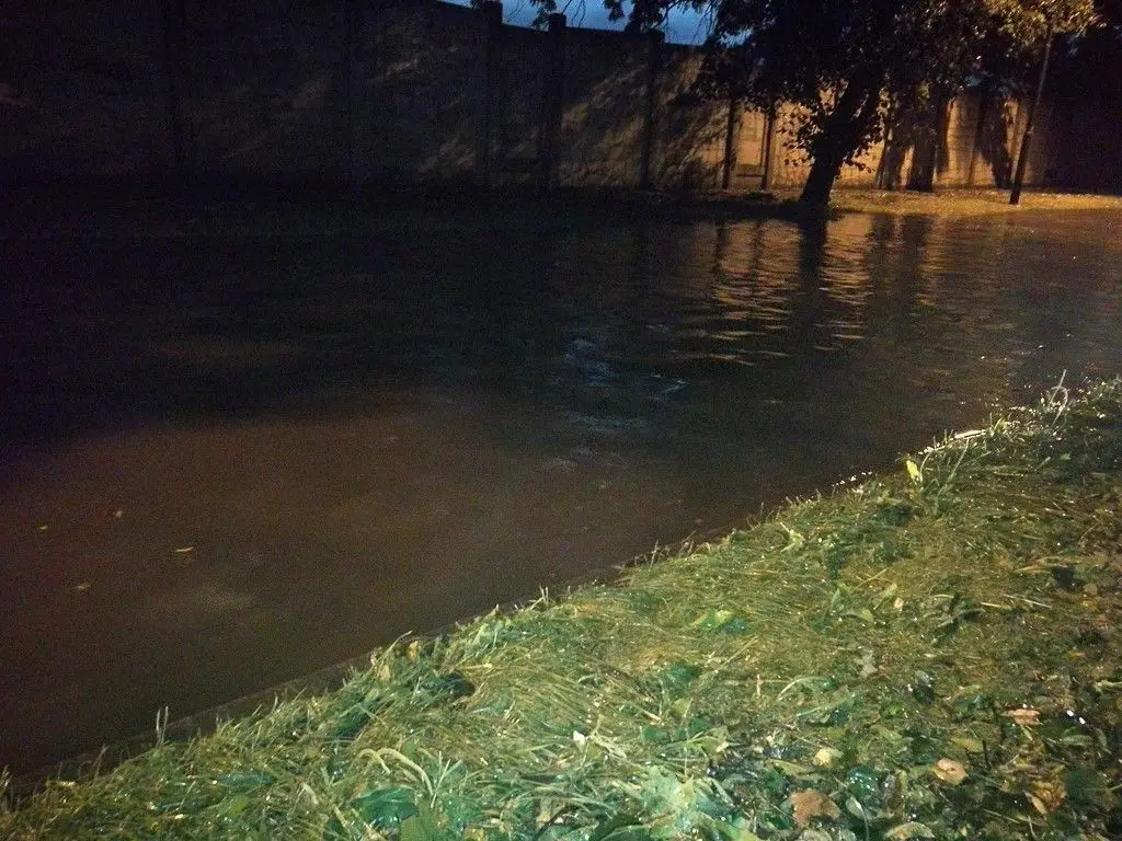 Zalana ulica przy stadionie miejskim