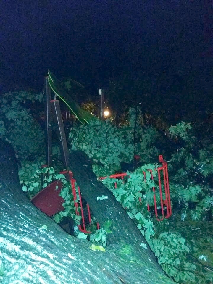 Nawałnica zniszczyła plac zabaw w Parku Miejskim