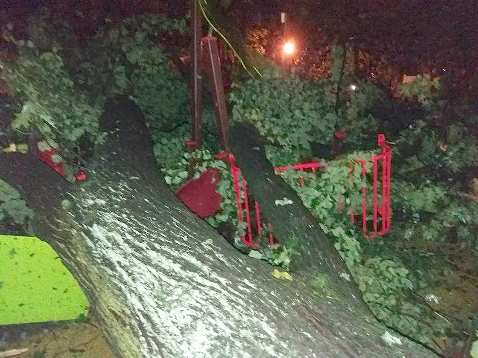 Nawałnica zniszczyła plac zabaw w Parku Miejskim
