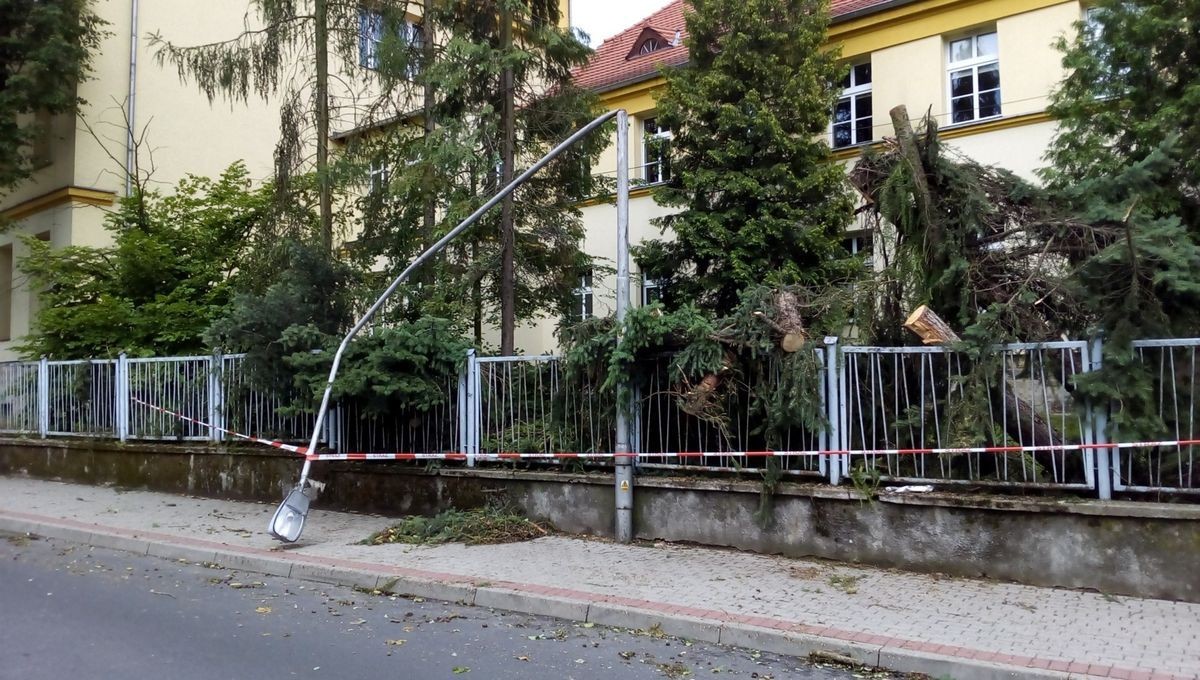 Służby sprzątają po nawałnicy