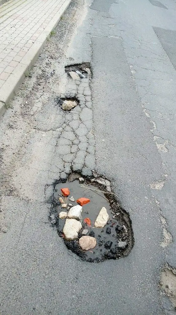 Dziury na drodze w Ocicach