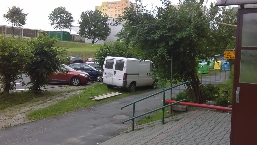 Łukasiewicza: „Traktują trawnik jak plac budowy”