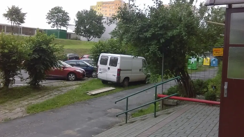 Łukasiewicza: „Traktują trawnik jak plac budowy”