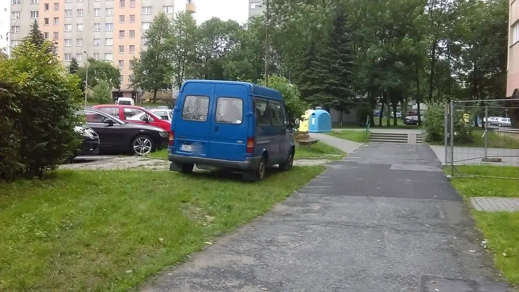 Łukasiewicza: „Traktują trawnik jak plac budowy”