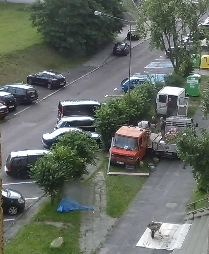 Łukasiewicza: „Traktują trawnik jak plac budowy”