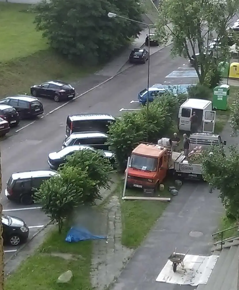 Łukasiewicza: „Traktują trawnik jak plac budowy”