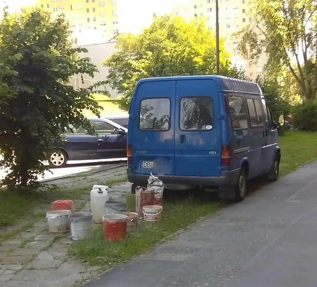 Łukasiewicza: „Traktują trawnik jak plac budowy”