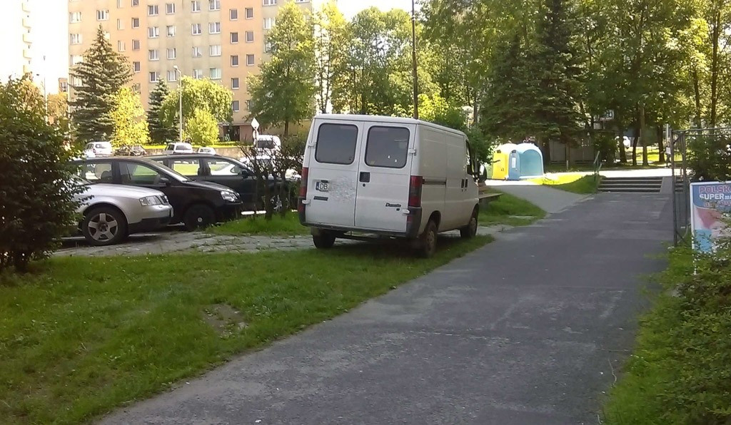 Łukasiewicza: „Traktują trawnik jak plac budowy”