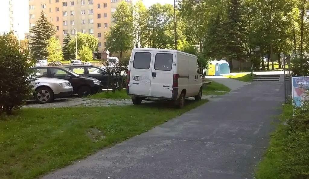Łukasiewicza: „Traktują trawnik jak plac budowy”