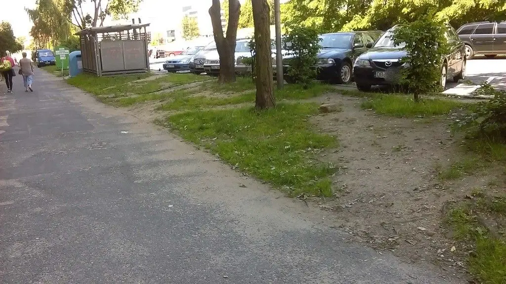 Łukasiewicza: „Traktują trawnik jak plac budowy”