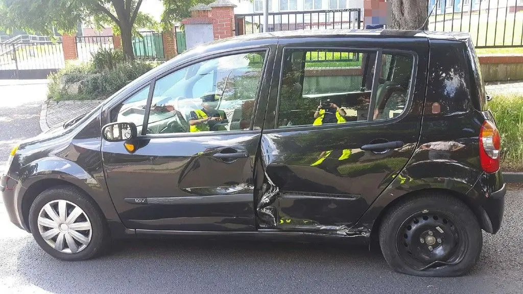 Motocykl zderzył się z osobówką, 40-latek ranny