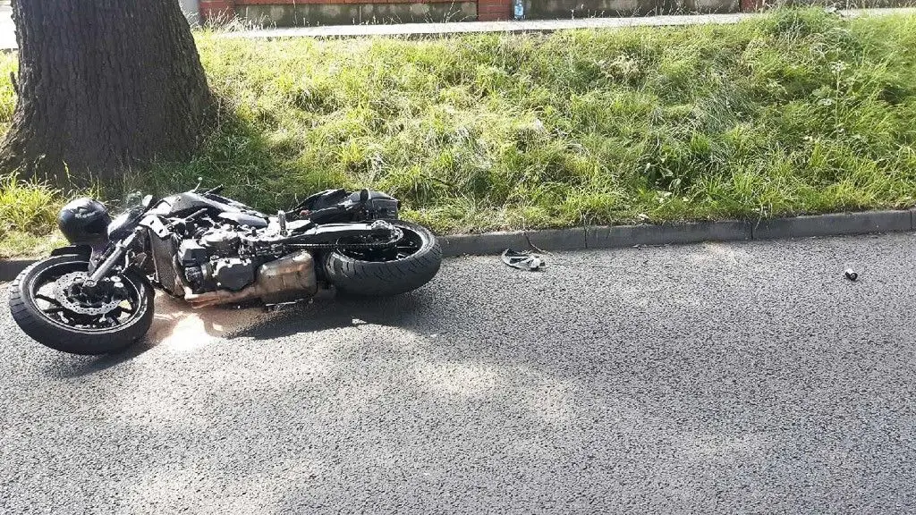 Motocykl zderzył się z osobówką, 40-latek ranny