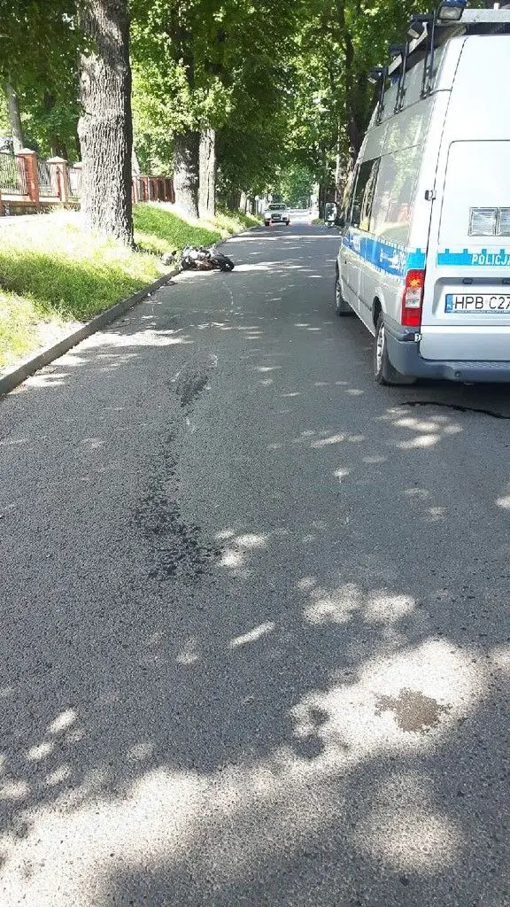 Motocykl zderzył się z osobówką, 40-latek ranny