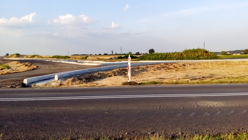 Między Bolesławcem a Łaziskami powstaje rondo