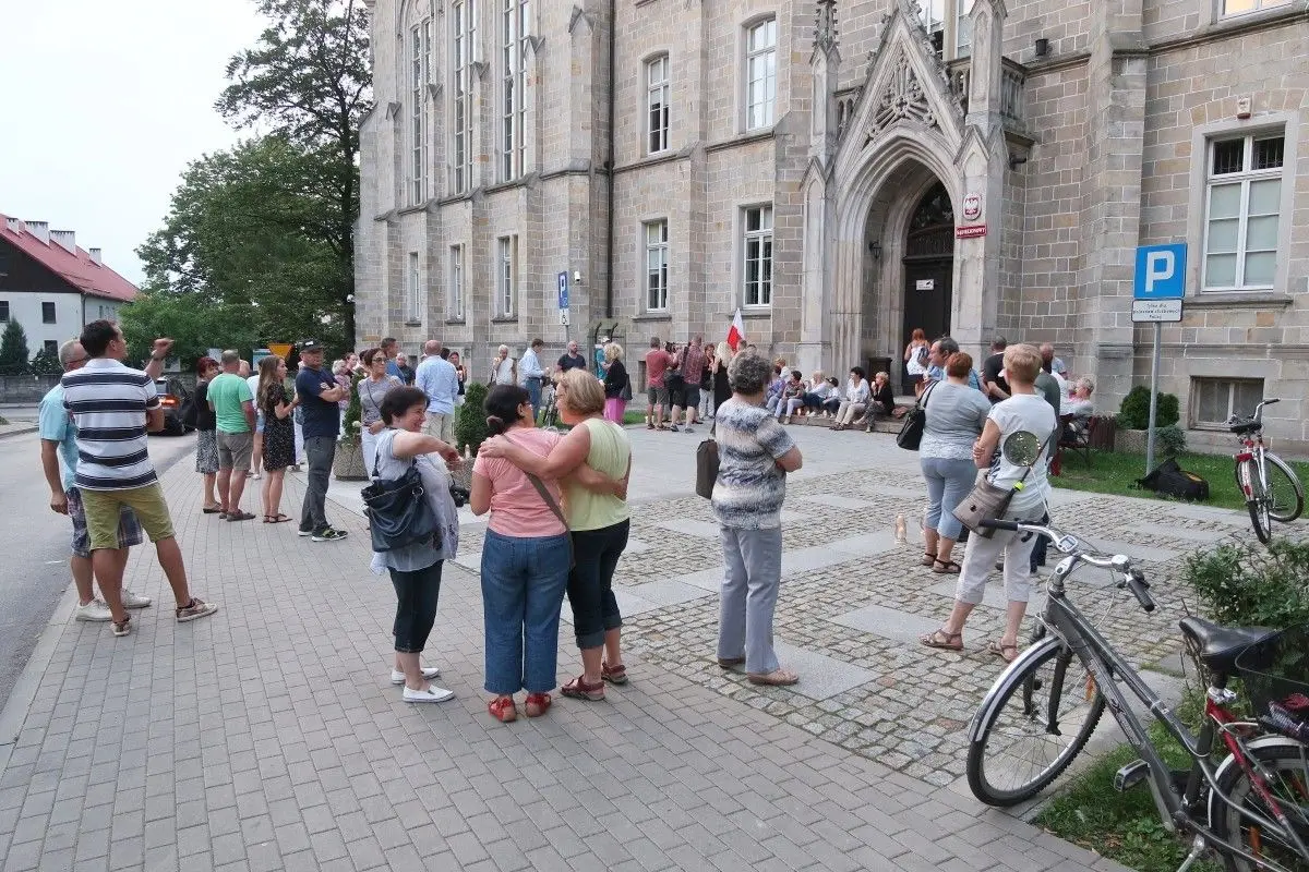 Ludzie zbierają się przed Sądem Rejonowym w Bolesławcu