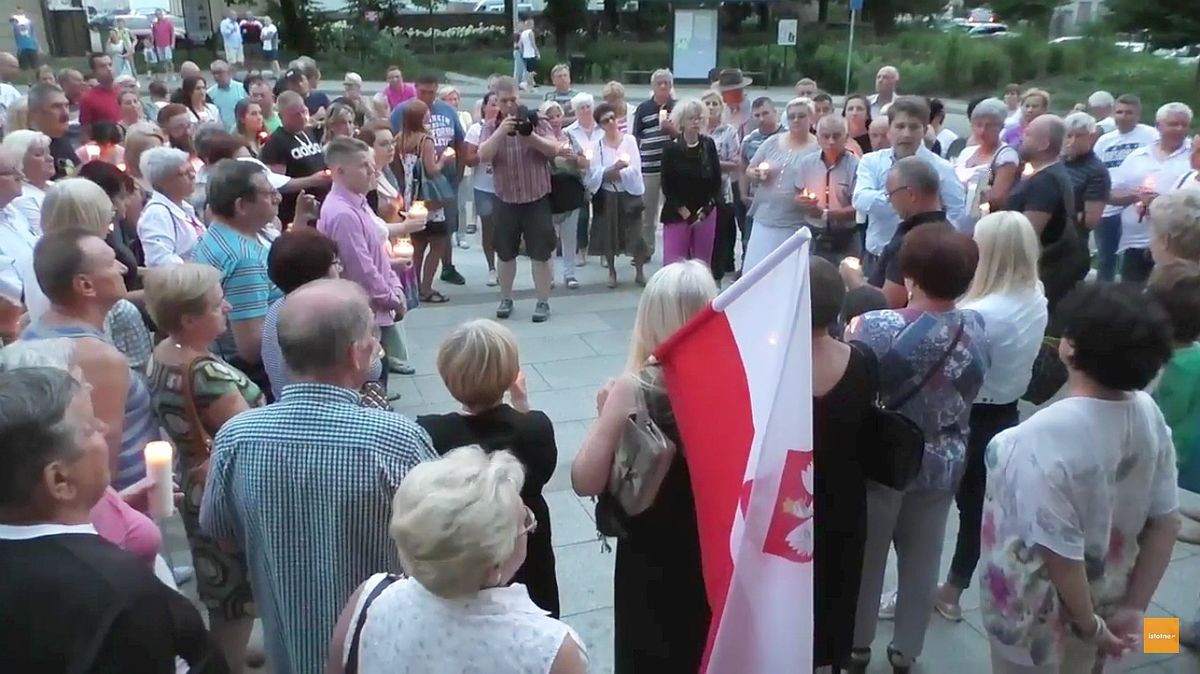 Ponad 150 osób protestowało przed bolesławieckim sądem