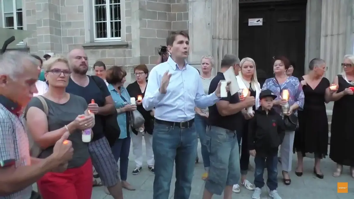 Ponad 150 osób protestowało przed bolesławieckim sądem