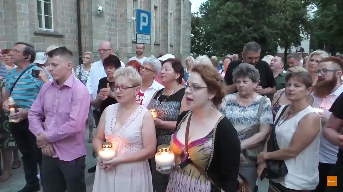 Ponad 150 osób protestowało przed bolesławieckim sądem