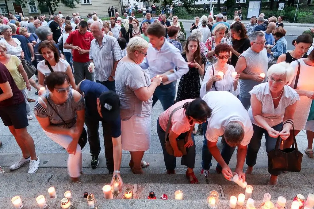 Ponad 150 osób protestowało przed bolesławieckim sądem