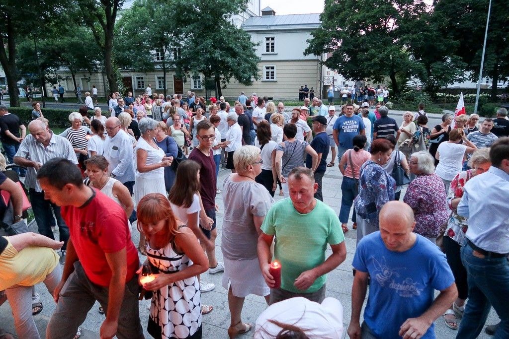 Ponad 150 osób protestowało przed bolesławieckim sądem