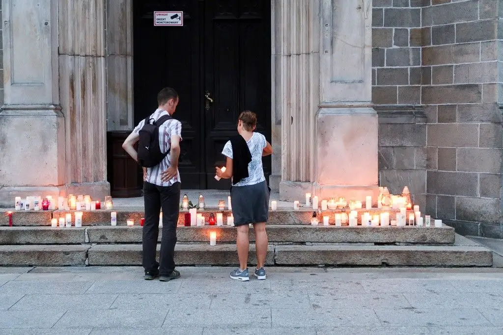 Ponad 150 osób protestowało przed bolesławieckim sądem
