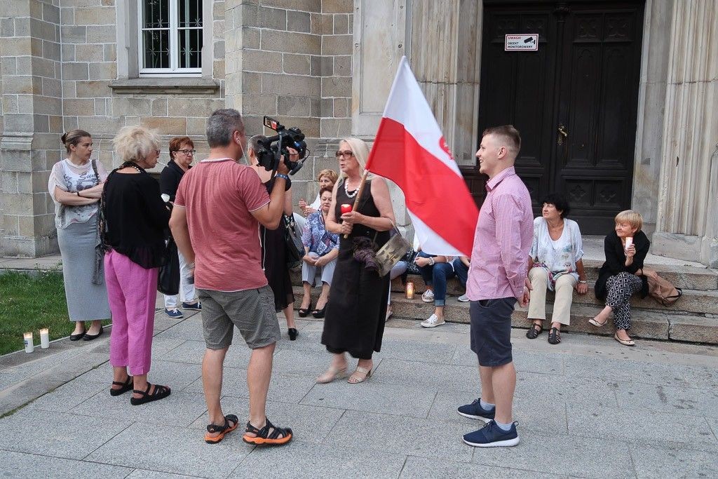 Ponad 150 osób protestowało przed bolesławieckim sądem