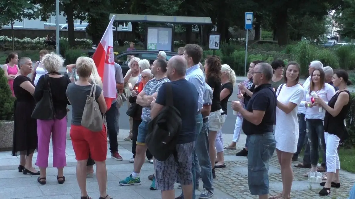 Ponad 150 osób protestowało przed bolesławieckim sądem