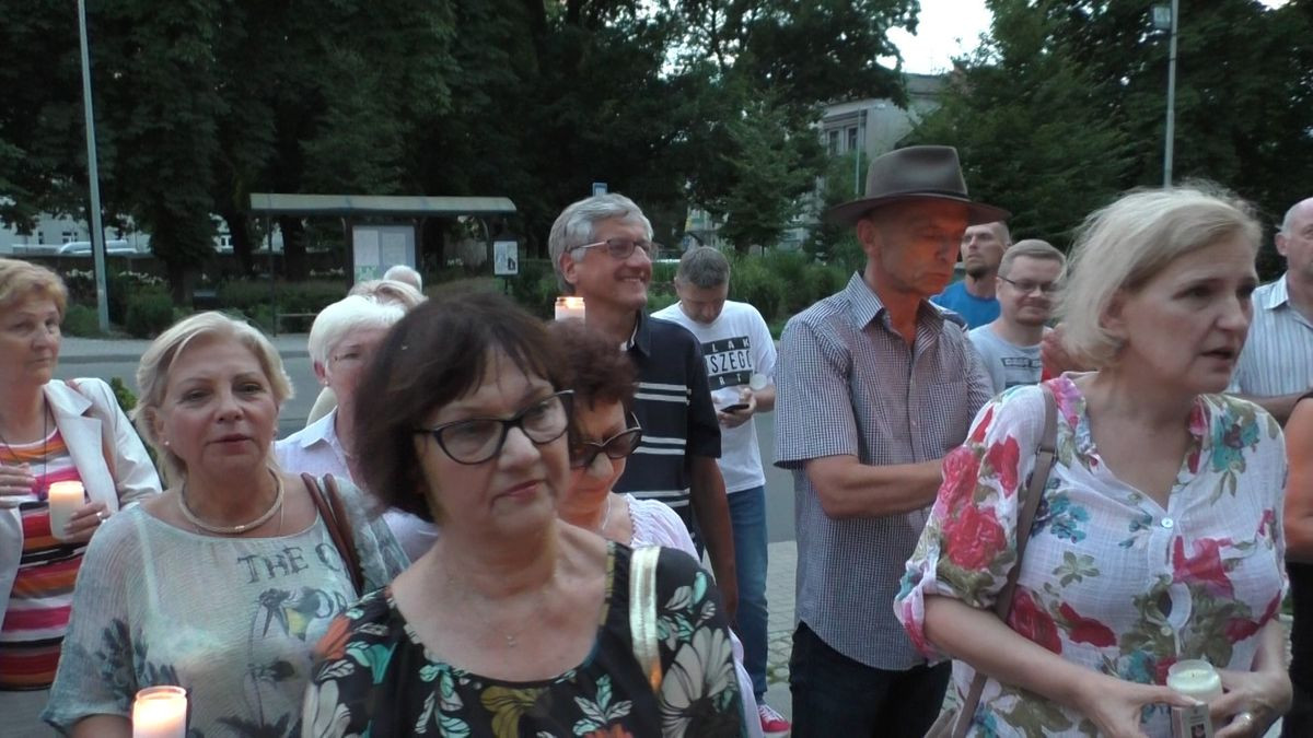 Ponad 150 osób protestowało przed bolesławieckim sądem